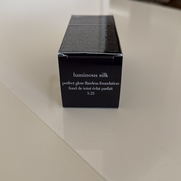 Giorgio Armani Luminous Silk Foundation - Shade 5.25 - Picture 9 of 11